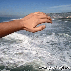 用手推海浪的gif动态图片