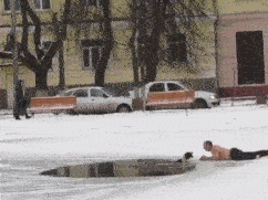 俄罗斯有只狗狗掉进结冰的池塘爬不出来，一大叔上去救它